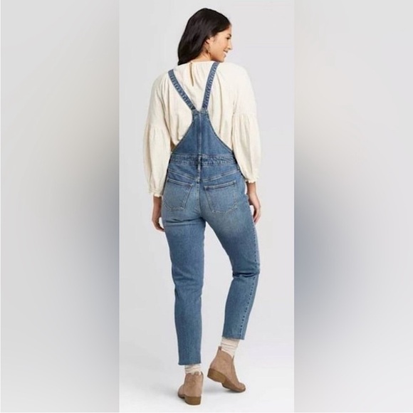 🍑 Universal Thread High-Rise Raw Hem Taper Denim Cropped Overalls Size 2 / 26 - Picture 2 of 15